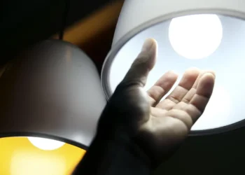 Aneel aprova R$ 5,5 bi para reduzir conta de luz em 22 distribuidoras