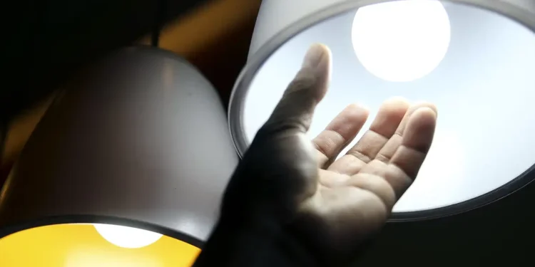 Aneel aprova R$ 5,5 bi para reduzir conta de luz em 22 distribuidoras