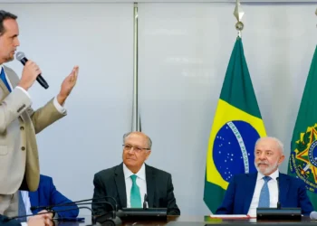 Lula assina MP e zera “taxa das blusinhas”