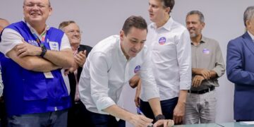 Ao lado de Elmano e Camilo Santana, deputado Eduardo Bismarck participa de entregas na região do Cariri