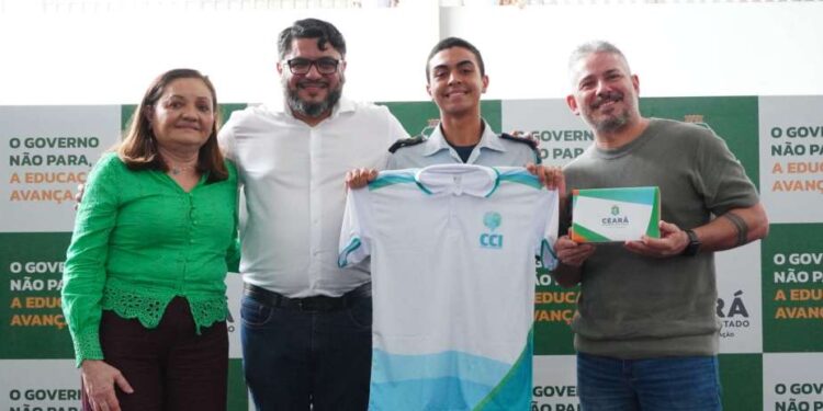 Centros Cearenses de Idiomas recebem novos tablets e fardamento para quase 12 mil alunos