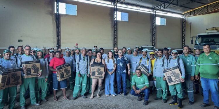 Prefeita Roberta de Bismarck celebra Dia do Gari com homenagem aos profissionais