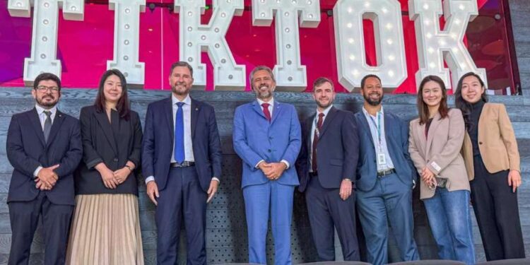 Em Nova Iorque, governador Elmano de Freitas participa de reunião com representantes do TikTok