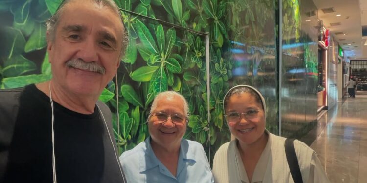 ‘Uma bênção’, diz ex-prefeito Bismarck Maia ao encontrar irmãs da Maternidade de Aracati em Fortaleza