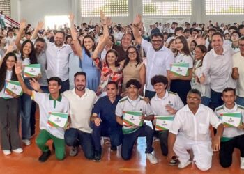 Guilherme Bismarck cumpre agenda em Russas com entrega de tablets, visita a obra de escola integral e encontro em Aroeiras