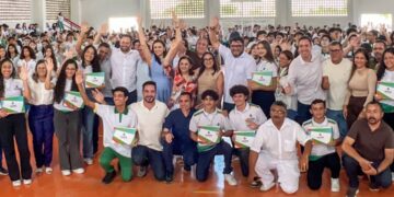 Guilherme Bismarck cumpre agenda em Russas com entrega de tablets, visita a obra de escola integral e encontro em Aroeiras