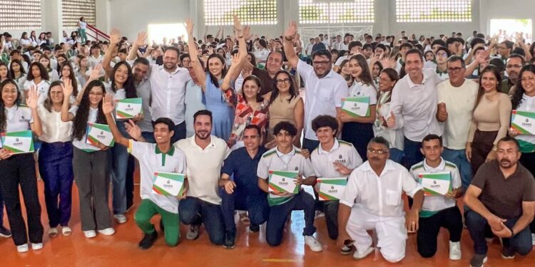 Guilherme Bismarck cumpre agenda em Russas com entrega de tablets, visita a obra de escola integral e encontro em Aroeiras