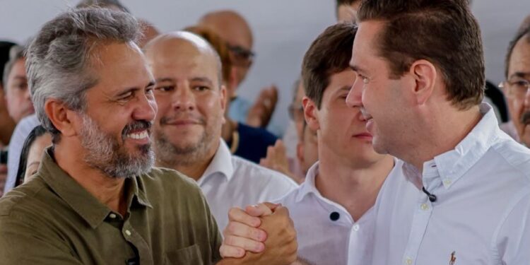 Eduardo Bismarck acompanha início das obras da CE-060 ao lado de Elmano de Freitas