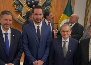 Alece entrega Medalha Plenário 13 de Maio a personalidades cearenses em sessão solene