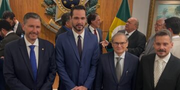 Alece entrega Medalha Plenário 13 de Maio a personalidades cearenses em sessão solene