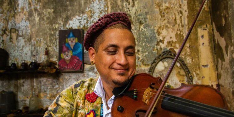 Aracati promove homenagem ao Dia das Mães com violinista Paulinho Lima no Mercado Municipal