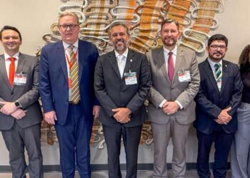 Governador Elmano de Freitas se reúne com representantes da Amazon em Nova Iorque