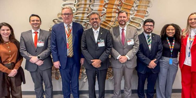 Governador Elmano de Freitas se reúne com representantes da Amazon em Nova Iorque