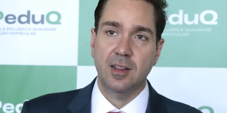 Eduardo Bismarck defende resgate de princípios do PL 21/2020 na regulamentação da IA