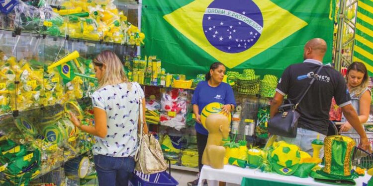 Comércio de Bens e Serviços: Copa do Mundo levará 100 milhões de brasileiros às compras