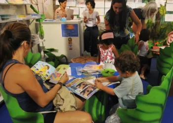 Estudo revela que 53% das famílias raramente leem para criança