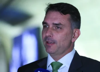 Deputados pedem investigação sobre relação entre Vorcaro e Flávio