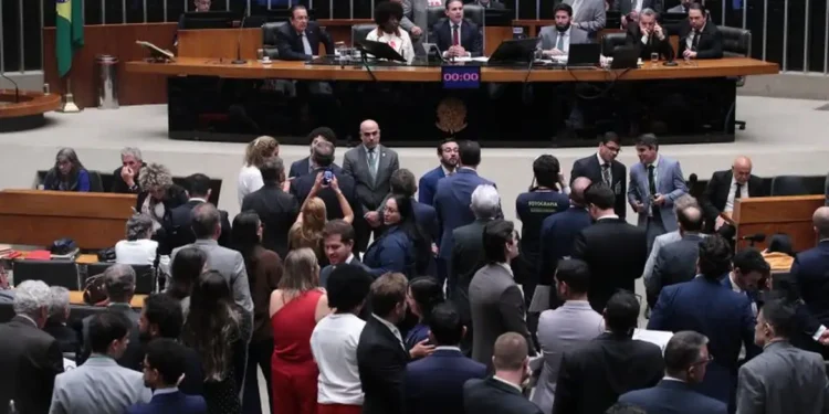 Câmara aprova, em dois turnos, a PEC pelo fim da escala 6×1