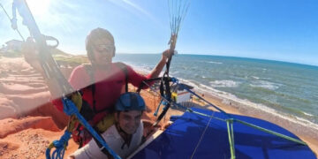 Paulo Rodrigo conquista quinto recorde nacional ao tocar piano durante voo de parapente em Canoa Quebrada