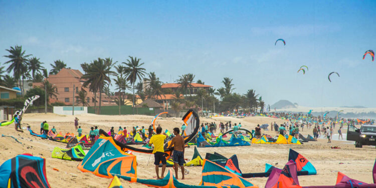 Temporada de ventos transforma Aracati em palco do kitesurf e movimenta a economia local