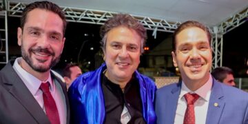 Camilo Santana recebe título de Doutor Honoris Causa da UFC; autoridades cearenses marcam presença
