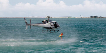 Forças de Segurança localizam e resgatam kitesurfista à deriva no mar em Caucaia