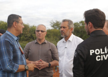 Governador Elmano de Freitas vistoria destruição de drogas encontradas em fazenda de Acopiara