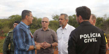 Governador Elmano de Freitas vistoria destruição de drogas encontradas em fazenda de Acopiara