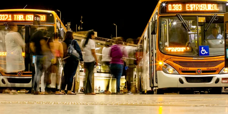 Lula assina marco legal do transporte público coletivo e muda modelo de financiamento do setor no Brasil