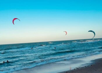 Rota das Falésias lança guia completo de kitesurf no litoral leste e destaca praia de Canoa Quebrada