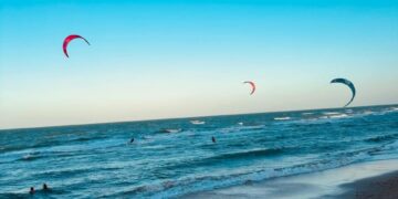 Rota das Falésias lança guia completo de kitesurf no litoral leste e destaca praia de Canoa Quebrada