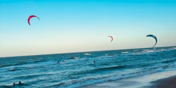 Rota das Falésias lança guia completo de kitesurf no litoral leste e destaca praia de Canoa Quebrada