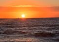 Morador de Quixaba registra lindo nascer do sol na praia aracatiense