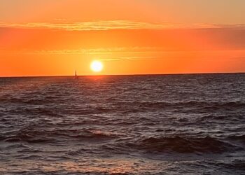 Morador de Quixaba registra lindo nascer do sol na praia aracatiense