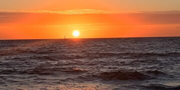 Morador de Quixaba registra lindo nascer do sol na praia aracatiense