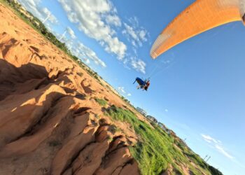 Paulo Rodrigo lança clipe “Aracati” com apresentação de piano em voo de parapente sobre Canoa Quebrada
