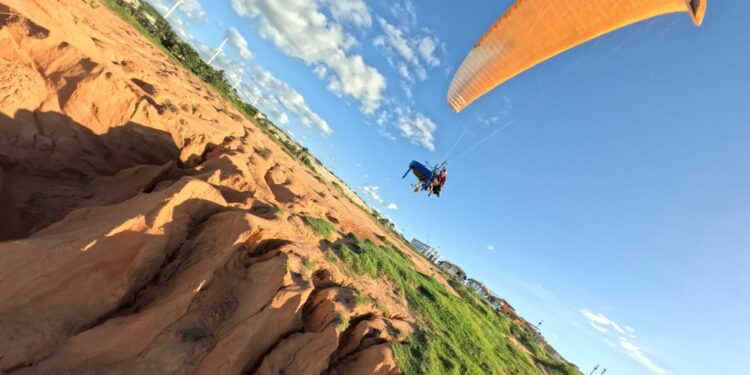 Paulo Rodrigo lança clipe “Aracati” com apresentação de piano em voo de parapente sobre Canoa Quebrada