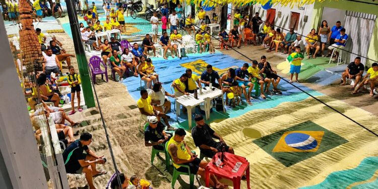 Bairro da Maloca se une, enfeita as ruas e entra de cabeça na disputa pela rua mais bonita da Copa