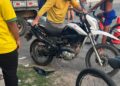 Acidente entre moto e carro deixa dois feridos na Duque de Caxias