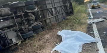 Grave acidente de ônibus com time de basquete escolar deixa sete mortos na CE-187, em Tauá