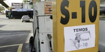 Petrobras ajusta preços do diesel para R$ 1,12