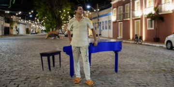 Pianista Paulo Rodrigo lança clipe em homenagem a Aracati no Teatro Francisca Clotilde