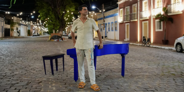 Pianista Paulo Rodrigo lança clipe em homenagem a Aracati no Teatro Francisca Clotilde