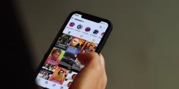 Estudo revela como redes sociais moldam relação de jovens com política