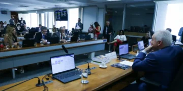 Senadores discutem ritmo de tramitação da PEC do fim da escala 6×1