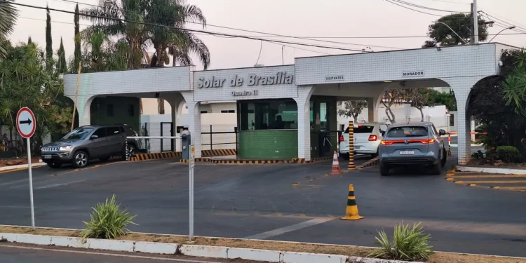 Bolsonaro pede autorização para receber Mileii na prisão domiciliar