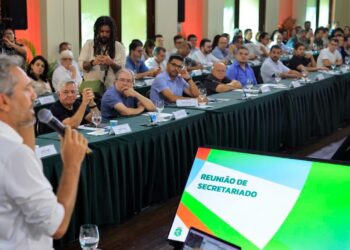 Elmano reúne secretariado para acompanhar projetos e alinhar estratégias