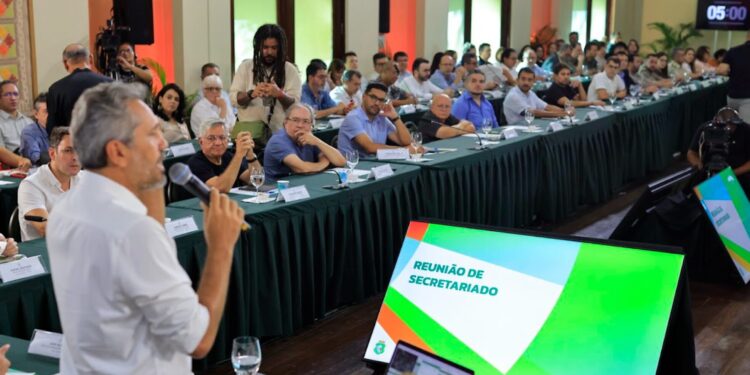 Elmano reúne secretariado para acompanhar projetos e alinhar estratégias