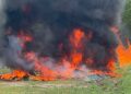 Incêndio com queima de pneus é registrado às margens do Rio Jaguaribe, em Aracati