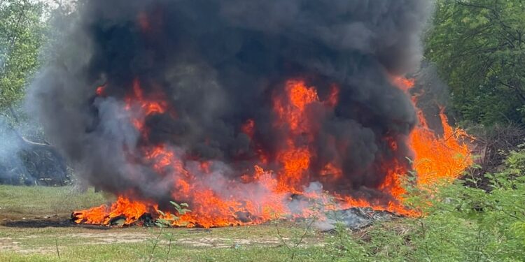 Incêndio com queima de pneus é registrado às margens do Rio Jaguaribe, em Aracati